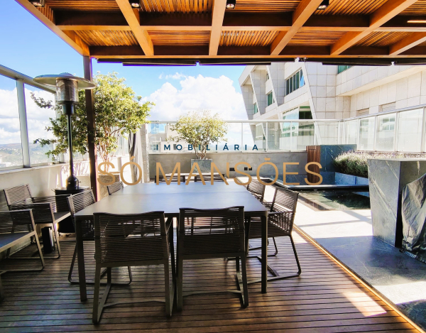 COBERTURA TOP HOUSE MODERNA E LUXUOSA COM VISTA PANORÂMICA PARA AS MONTANHAS.