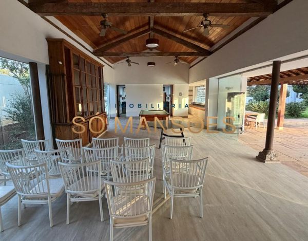 RESIDÊNCIA EM TERRENO DE 5.100M² COM APROXIMADAMENTE 1.600M² DE ÁREA CONSTRUÍDA À VENDA NO BANDEIRANTES.
