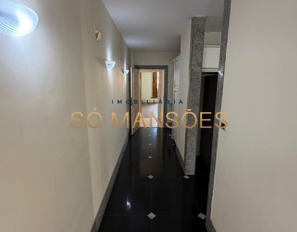 RESIDÊNCIA EM TERRENO DE 5.100M² COM APROXIMADAMENTE 1.600M² DE ÁREA CONSTRUÍDA À VENDA NO BANDEIRANTES.
