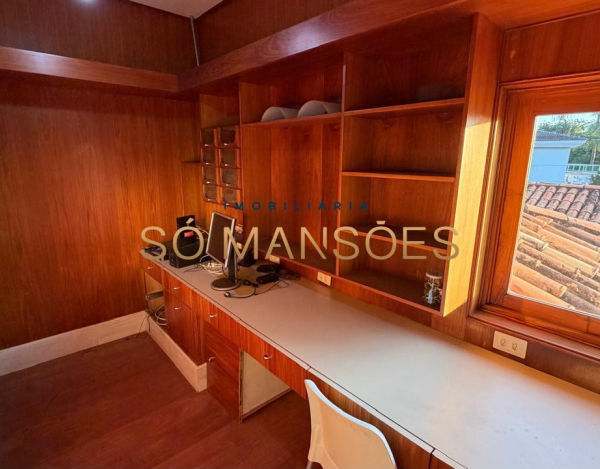 RESIDÊNCIA EM TERRENO DE 5.100M² COM APROXIMADAMENTE 1.600M² DE ÁREA CONSTRUÍDA À VENDA NO BANDEIRANTES.