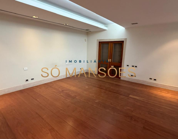 RESIDÊNCIA EM TERRENO DE 5.100M² COM APROXIMADAMENTE 1.600M² DE ÁREA CONSTRUÍDA À VENDA NO BANDEIRANTES.