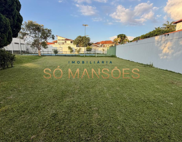 RESIDÊNCIA EM TERRENO DE 5.100M² COM APROXIMADAMENTE 1.600M² DE ÁREA CONSTRUÍDA À VENDA NO BANDEIRANTES.