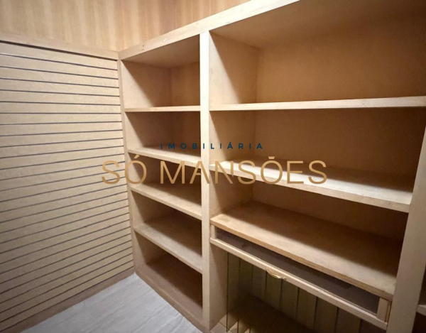 RESIDÊNCIA EM TERRENO DE 5.100M² COM APROXIMADAMENTE 1.600M² DE ÁREA CONSTRUÍDA À VENDA NO BANDEIRANTES.