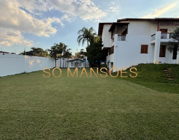 RESIDÊNCIA EM TERRENO DE 5.100M² COM APROXIMADAMENTE 1.600M² DE ÁREA CONSTRUÍDA À VENDA NO BANDEIRANTES.