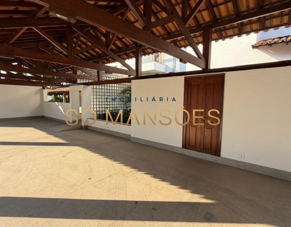 RESIDÊNCIA EM TERRENO DE 5.100M² COM APROXIMADAMENTE 1.600M² DE ÁREA CONSTRUÍDA À VENDA NO BANDEIRANTES.