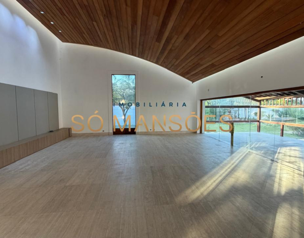RESIDÊNCIA EM TERRENO DE 5.100M² COM APROXIMADAMENTE 1.600M² DE ÁREA CONSTRUÍDA À VENDA NO BANDEIRANTES.