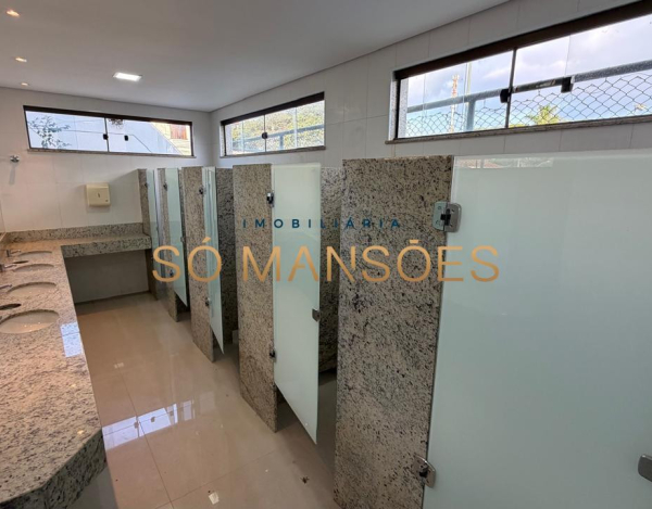 RESIDÊNCIA EM TERRENO DE 5.100M² COM APROXIMADAMENTE 1.600M² DE ÁREA CONSTRUÍDA À VENDA NO BANDEIRANTES.