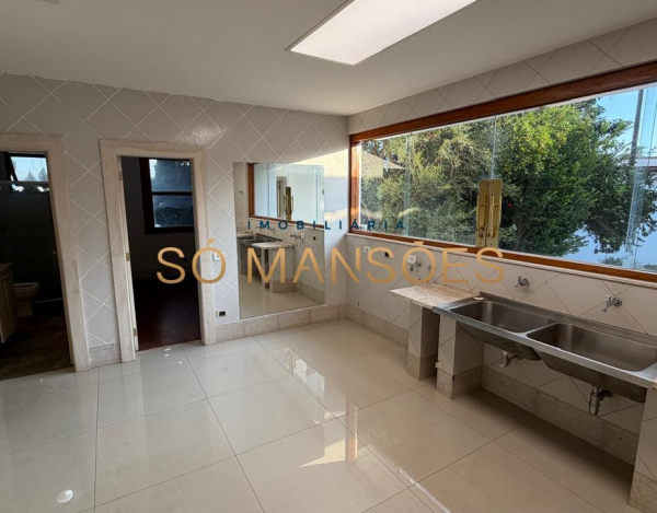 RESIDÊNCIA EM TERRENO DE 5.100M² COM APROXIMADAMENTE 1.600M² DE ÁREA CONSTRUÍDA À VENDA NO BANDEIRANTES.
