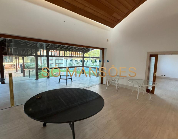RESIDÊNCIA EM TERRENO DE 5.100M² COM APROXIMADAMENTE 1.600M² DE ÁREA CONSTRUÍDA À VENDA NO BANDEIRANTES.