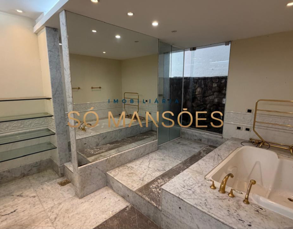 RESIDÊNCIA EM TERRENO DE 5.100M² COM APROXIMADAMENTE 1.600M² DE ÁREA CONSTRUÍDA À VENDA NO BANDEIRANTES.