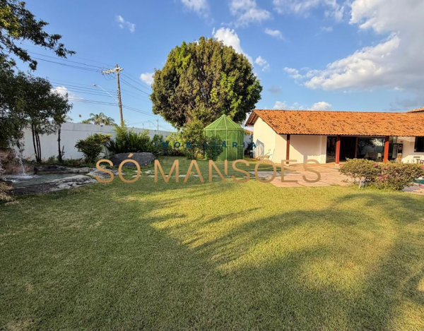RESIDÊNCIA EM TERRENO DE 5.100M² COM APROXIMADAMENTE 1.600M² DE ÁREA CONSTRUÍDA À VENDA NO BANDEIRANTES.