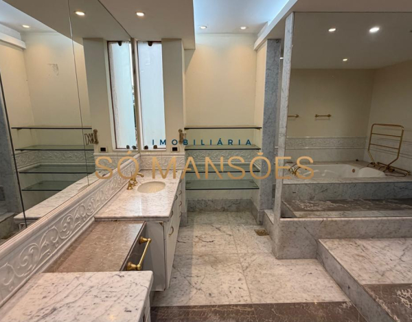 RESIDÊNCIA EM TERRENO DE 5.100M² COM APROXIMADAMENTE 1.600M² DE ÁREA CONSTRUÍDA À VENDA NO BANDEIRANTES.