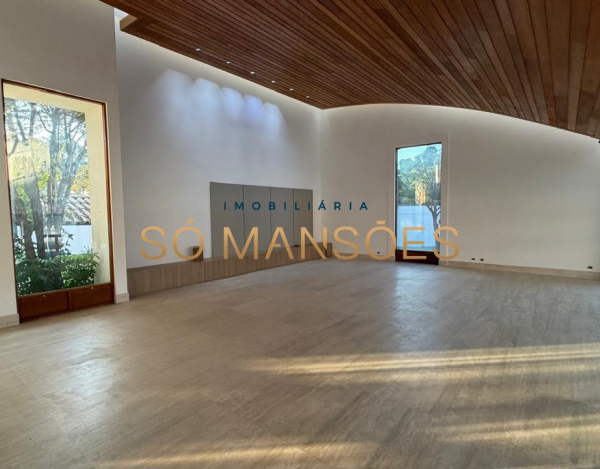 RESIDÊNCIA EM TERRENO DE 5.100M² COM APROXIMADAMENTE 1.600M² DE ÁREA CONSTRUÍDA À VENDA NO BANDEIRANTES.