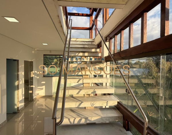 RESIDÊNCIA EM TERRENO DE 5.100M² COM APROXIMADAMENTE 1.600M² DE ÁREA CONSTRUÍDA À VENDA NO BANDEIRANTES.