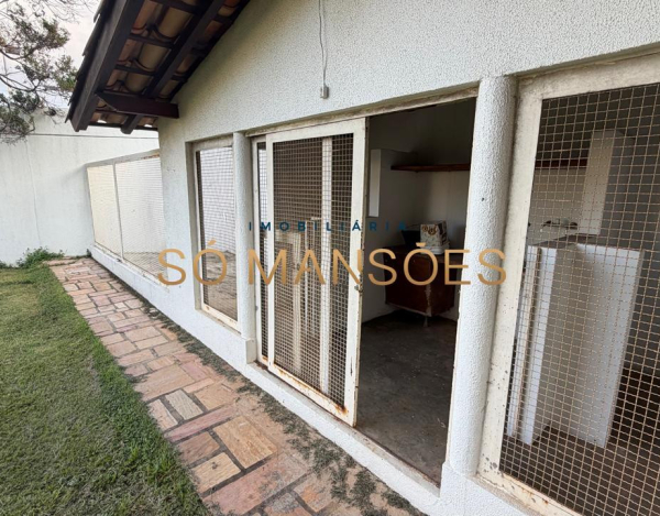 RESIDÊNCIA EM TERRENO DE 5.100M² COM APROXIMADAMENTE 1.600M² DE ÁREA CONSTRUÍDA À VENDA NO BANDEIRANTES.