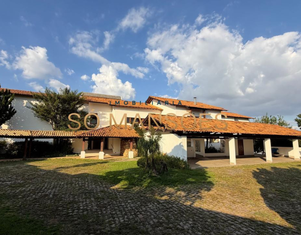 RESIDÊNCIA EM TERRENO DE 5.100M² COM APROXIMADAMENTE 1.600M² DE ÁREA CONSTRUÍDA À VENDA NO BANDEIRANTES.