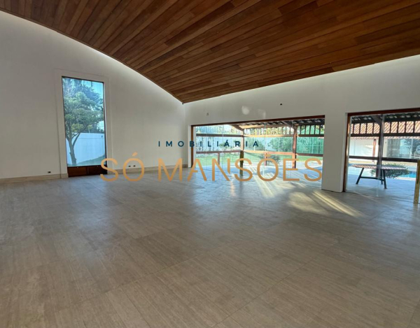 RESIDÊNCIA EM TERRENO DE 5.100M² COM APROXIMADAMENTE 1.600M² DE ÁREA CONSTRUÍDA À VENDA NO BANDEIRANTES.