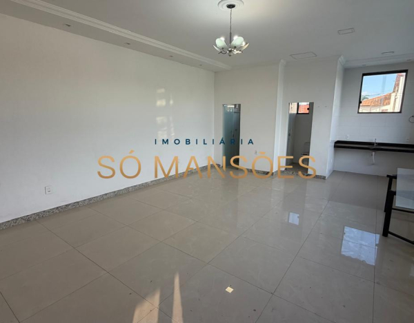 RESIDÊNCIA EM TERRENO DE 5.100M² COM APROXIMADAMENTE 1.600M² DE ÁREA CONSTRUÍDA À VENDA NO BANDEIRANTES.