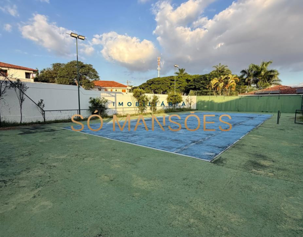 RESIDÊNCIA EM TERRENO DE 5.100M² COM APROXIMADAMENTE 1.600M² DE ÁREA CONSTRUÍDA À VENDA NO BANDEIRANTES.