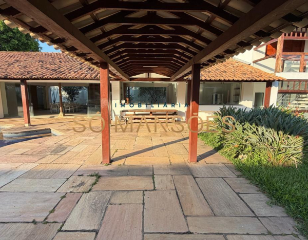 RESIDÊNCIA EM TERRENO DE 5.100M² COM APROXIMADAMENTE 1.600M² DE ÁREA CONSTRUÍDA À VENDA NO BANDEIRANTES.