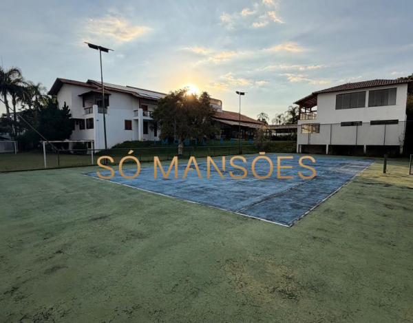 RESIDÊNCIA EM TERRENO DE 5.100M² COM APROXIMADAMENTE 1.600M² DE ÁREA CONSTRUÍDA À VENDA NO BANDEIRANTES.