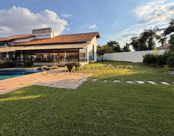 RESIDÊNCIA EM TERRENO DE 5.100M² COM APROXIMADAMENTE 1.600M² DE ÁREA CONSTRUÍDA À VENDA NO BANDEIRANTES.