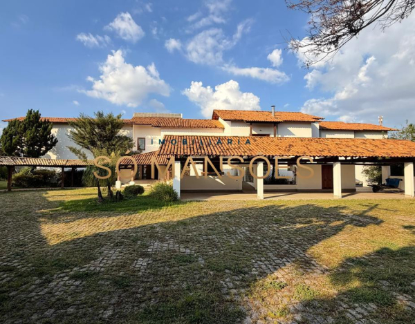 RESIDÊNCIA EM TERRENO DE 5.100M² COM APROXIMADAMENTE 1.600M² DE ÁREA CONSTRUÍDA À VENDA NO BANDEIRANTES.