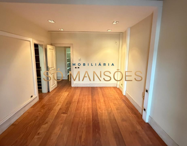 RESIDÊNCIA EM TERRENO DE 5.100M² COM APROXIMADAMENTE 1.600M² DE ÁREA CONSTRUÍDA À VENDA NO BANDEIRANTES.
