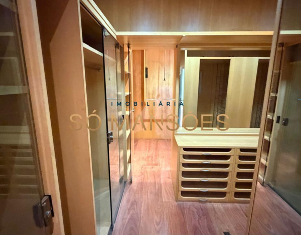 RESIDÊNCIA EM TERRENO DE 5.100M² COM APROXIMADAMENTE 1.600M² DE ÁREA CONSTRUÍDA À VENDA NO BANDEIRANTES.
