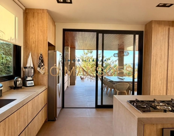 Casa linear no Quintas do Sol — onde privacidade, conforto e sofisticação se encontram de forma rara.