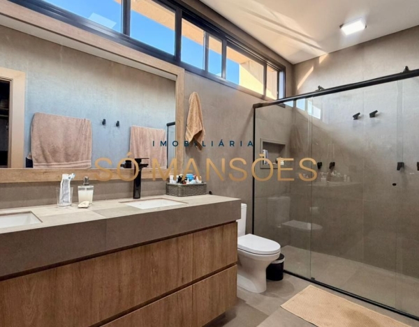Casa linear no Quintas do Sol — onde privacidade, conforto e sofisticação se encontram de forma rara.