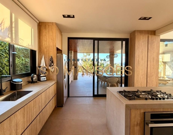 Casa linear no Quintas do Sol — onde privacidade, conforto e sofisticação se encontram de forma rara.