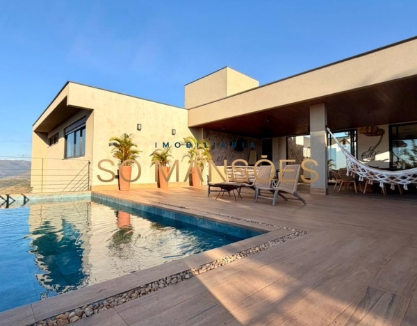 Casa linear no Quintas do Sol — onde privacidade, conforto e sofisticação se encontram de forma rara.