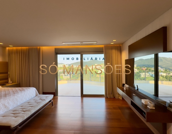 CASA DE 1.083M² À VENDA NO VALE DOS CRISTAIS — AMPLITUDE, FLUIDEZ E VISTA DESLUMBRANTE PARA AS MONTANHAS.