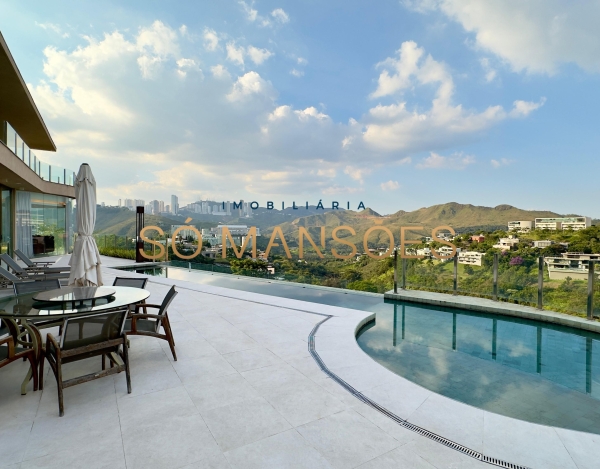 CASA DE 1.083M² À VENDA NO VALE DOS CRISTAIS — AMPLITUDE, FLUIDEZ E VISTA DESLUMBRANTE PARA AS MONTANHAS.