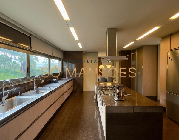 CASA DE 1.083M² À VENDA NO VALE DOS CRISTAIS — AMPLITUDE, FLUIDEZ E VISTA DESLUMBRANTE PARA AS MONTANHAS.