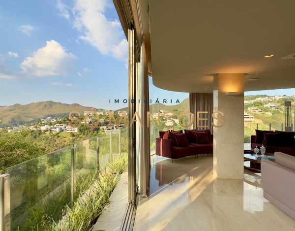CASA DE 1.083M² À VENDA NO VALE DOS CRISTAIS — AMPLITUDE, FLUIDEZ E VISTA DESLUMBRANTE PARA AS MONTANHAS.