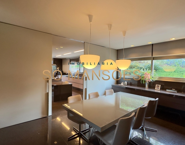 CASA DE 1.083M² À VENDA NO VALE DOS CRISTAIS — AMPLITUDE, FLUIDEZ E VISTA DESLUMBRANTE PARA AS MONTANHAS.