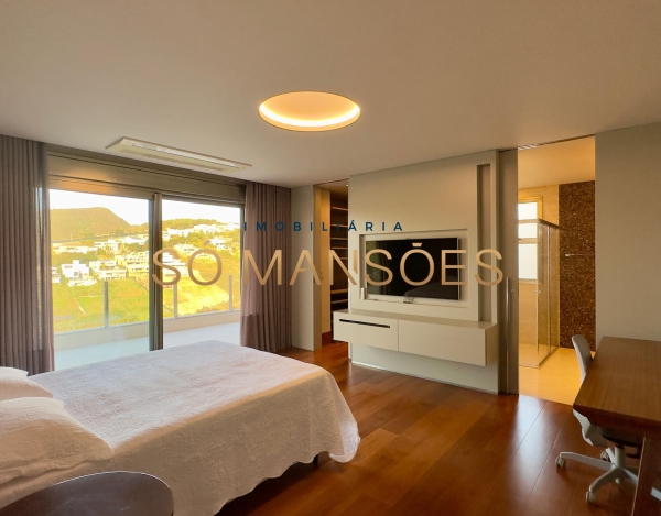 CASA DE 1.083M² À VENDA NO VALE DOS CRISTAIS — AMPLITUDE, FLUIDEZ E VISTA DESLUMBRANTE PARA AS MONTANHAS.