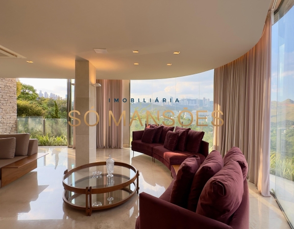 CASA DE 1.083M² À VENDA NO VALE DOS CRISTAIS — AMPLITUDE, FLUIDEZ E VISTA DESLUMBRANTE PARA AS MONTANHAS.