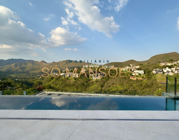 CASA DE 1.083M² À VENDA NO VALE DOS CRISTAIS — AMPLITUDE, FLUIDEZ E VISTA DESLUMBRANTE PARA AS MONTANHAS.