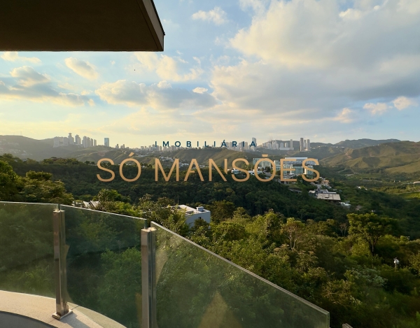 CASA DE 1.083M² À VENDA NO VALE DOS CRISTAIS — AMPLITUDE, FLUIDEZ E VISTA DESLUMBRANTE PARA AS MONTANHAS.