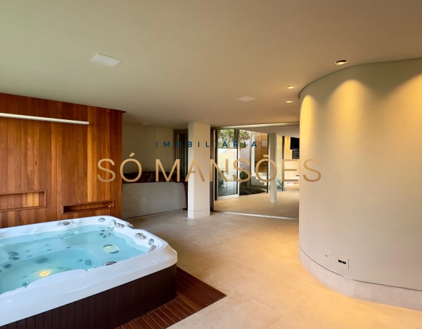 CASA DE 1.083M² À VENDA NO VALE DOS CRISTAIS — AMPLITUDE, FLUIDEZ E VISTA DESLUMBRANTE PARA AS MONTANHAS.