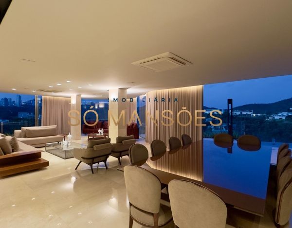 CASA DE 1.083M² À VENDA NO VALE DOS CRISTAIS — AMPLITUDE, FLUIDEZ E VISTA DESLUMBRANTE PARA AS MONTANHAS.