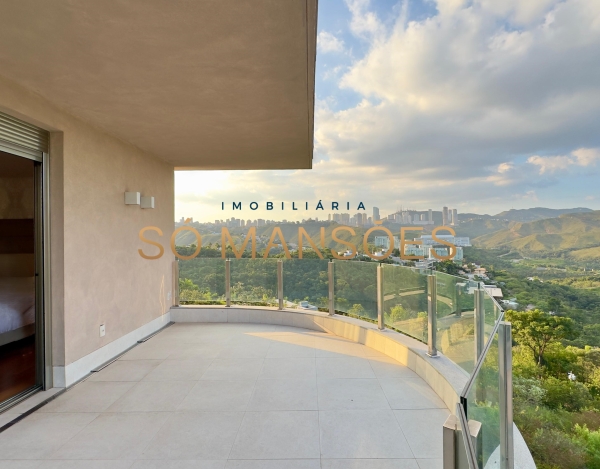 CASA DE 1.083M² À VENDA NO VALE DOS CRISTAIS — AMPLITUDE, FLUIDEZ E VISTA DESLUMBRANTE PARA AS MONTANHAS.