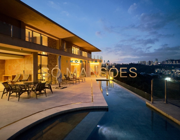 CASA DE 1.083M² À VENDA NO VALE DOS CRISTAIS — AMPLITUDE, FLUIDEZ E VISTA DESLUMBRANTE PARA AS MONTANHAS.