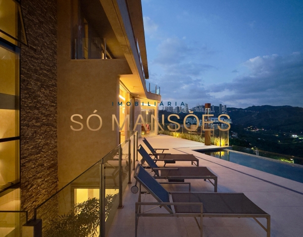 CASA DE 1.083M² À VENDA NO VALE DOS CRISTAIS — AMPLITUDE, FLUIDEZ E VISTA DESLUMBRANTE PARA AS MONTANHAS.