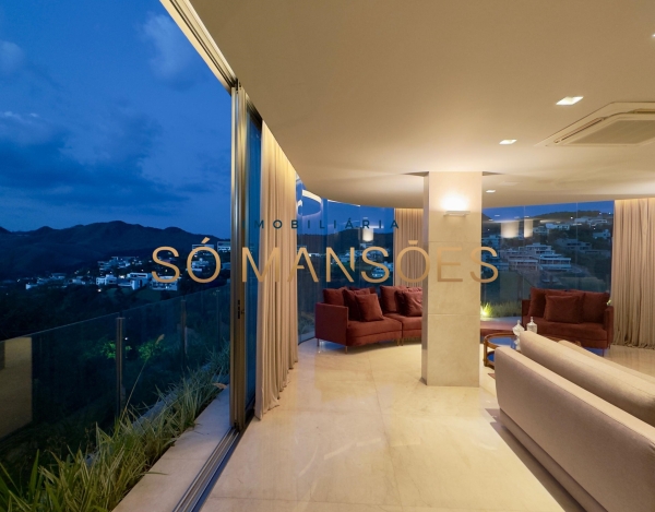 CASA DE 1.083M² À VENDA NO VALE DOS CRISTAIS — AMPLITUDE, FLUIDEZ E VISTA DESLUMBRANTE PARA AS MONTANHAS.
