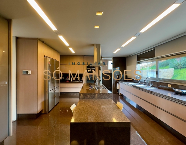 CASA DE 1.083M² À VENDA NO VALE DOS CRISTAIS — AMPLITUDE, FLUIDEZ E VISTA DESLUMBRANTE PARA AS MONTANHAS.