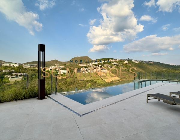 CASA DE 1.083M² À VENDA NO VALE DOS CRISTAIS — AMPLITUDE, FLUIDEZ E VISTA DESLUMBRANTE PARA AS MONTANHAS.